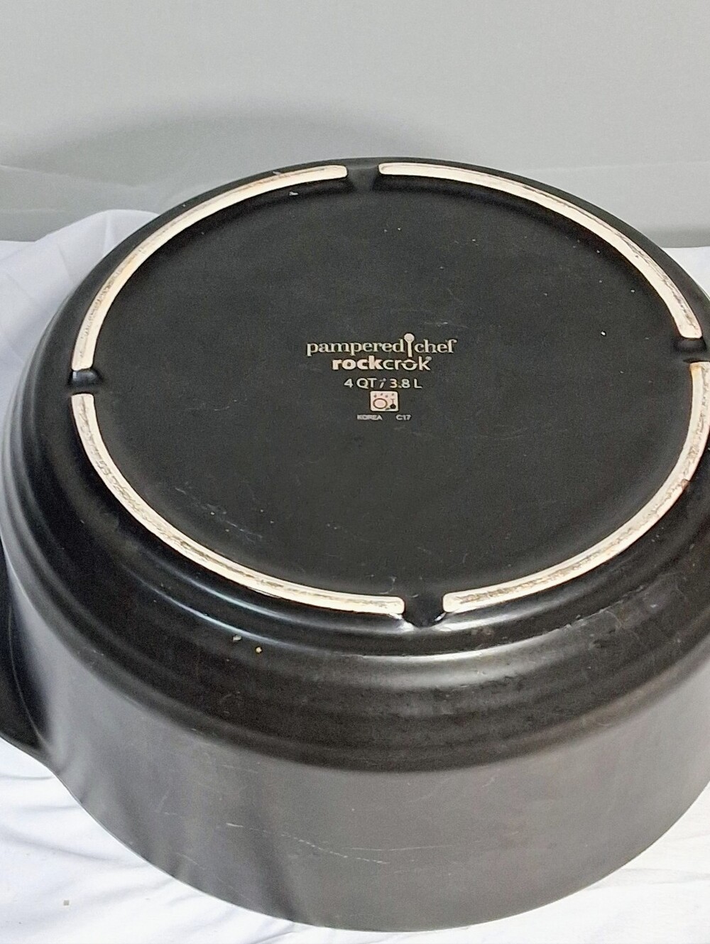 Pampered Chef 4qt. Rockcrock Black Dutch Oven with Matching Glass Lid 7.5 Lbs. - Picture 7 of 10